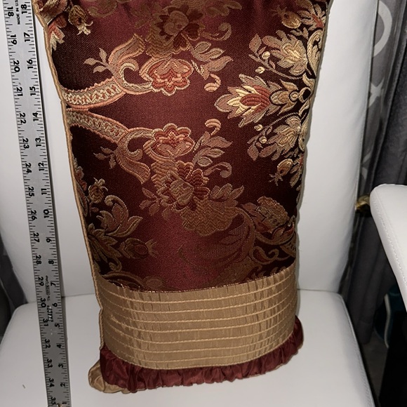Nice maroon pillow no tags Used in like new condition - Picture 2 of 8